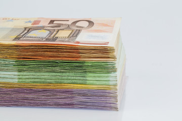 many different euro bills