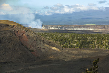 Fototapeta na wymiar View on caldera and jungle on Hawaii Big Island