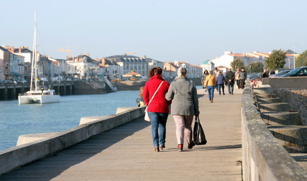 promeneurs aux sables d'olonne en vend&eacute;e