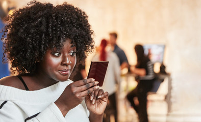 Afrikanisches Plus Size Model mit Afro