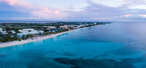 Photo sur Plexiglas Plage de Seven Mile, Grand Cayman aerial panoramic view of seven mile beach in the tropical paradise of the cayman islands in the caribbean sea after sunset