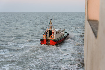 Obraz premium Pilot boat at sea