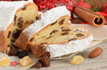 Weihnachtsstollen mit zutaten