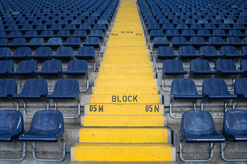 Sitzreihen in einem Stadion © Cezanne-Fotografie
