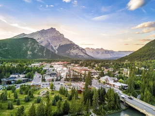 Foto auf Acrylglas Olivgrün Erstaunliches Stadtbild von Banff in den Rocky Mountains, Alberta, Kanada
