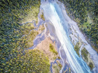 Selbstklebende Fototapete Fluss Luftaufnahme des Bow River Nebenfluss, Banff Nationalpark, Alberta, Kanada