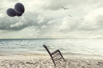 surreales Bild eines Stuhls, der von fliegenden Ballons im Gleichgewicht gehalten wird © Cristina Conti