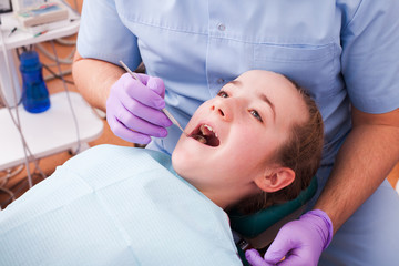 Obraz na płótnie Canvas Dentist examines the teeth