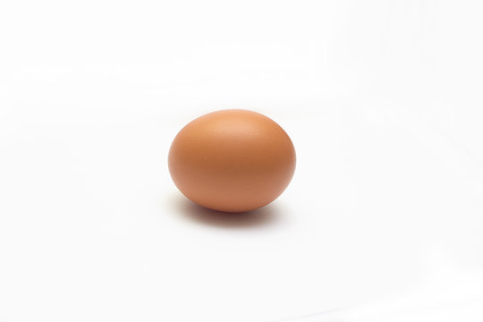 одно яйцо на белом фоне.