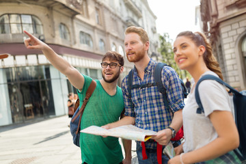 Obraz premium Happy group of tourists traveling and sightseeing