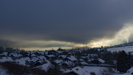 düstere Winterstimmung, aufgenommen am 2017-01-19 um 09:48 vom Mozartblick mit mit Blick auf St. Gilgen am Wolfgangsee, Salzkammergut. 