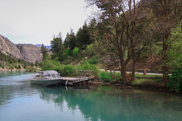 Fototapeta na wymiar The clean green water of lillooet lake on the foot of mount 