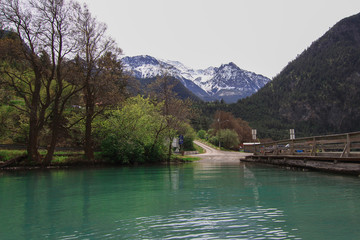 Obraz premium The clean green water of lillooet lake on the foot of mount 