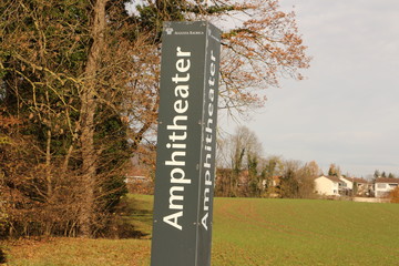 Wegweiser zum Amphitheater In der alten Römerstadt Augusta Raurica in der Schweiz