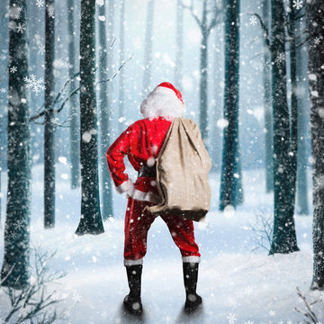 Santa Claus steht vor verschneitem Wald
