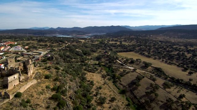 Campo y Castillo de Belvis de Monroy (Caceres, Extremadura) desde el aire. Video aereo con Drone