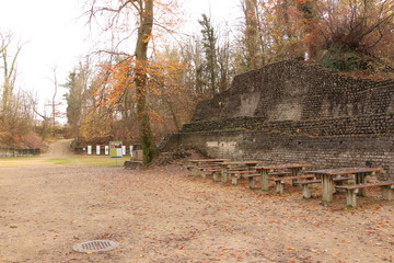 Alte Panzersperre im ehemaligen Amphitheater in der alten Römerstadt Augusta Raurica in der Nähe...