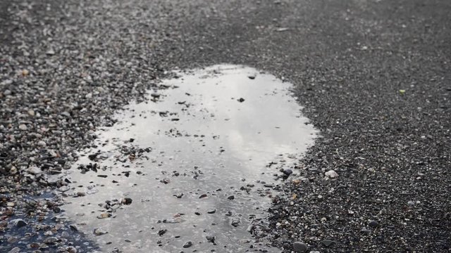 acqua di mare forma pozzanghere sulla spiaggia