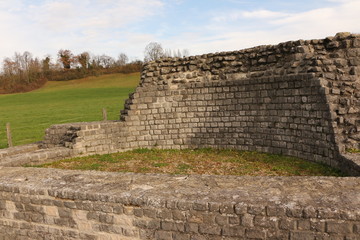 Mauerreste des alten Tempelanlage Grienmatt in der alten Römerstadt Augusta Raurica in der Nähe...