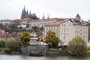Obraz premium View on the autumn Prague gothic Castle above River Vltava, Czech Republic