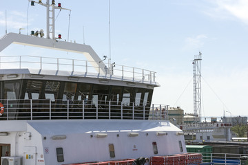 Wheelhouse of the ship with antennas on the mast © Arrows