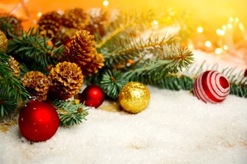 Obraz na płótnie Canvas Weihnachten Hintergrund Tannenzweige und Weihnachtskugeln Winterlich