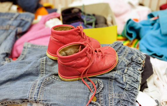 Gebrauchte rote Schuhe für Kinder in einem Second Hand Laden