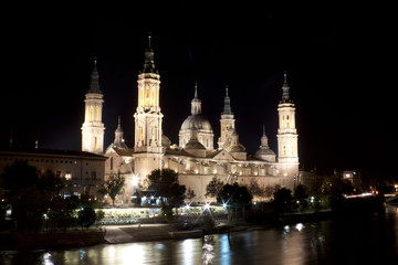 Fototapeta na wymiar El Pilar cathedral with trees and the river, Zaragoza, Spain