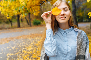 The girl in the fall