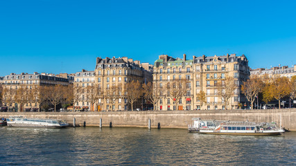 Obraz premium Paris, Haussmann facade in a chic area of the capital, avenue de New York, with view of the Seine 