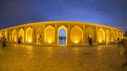 Photo sur Plexiglas Pont Khadjou Les Iraniens se reposent au pont Pol-e Khaju, long de 132 mètres sur la rivière Zayande , depuis 1500 ans, Esfahan, Iran