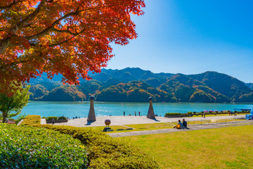 Lake Sagami with Vibrant Red Foliage &ndash; Dramatic Autumn Lakeside View (2017)