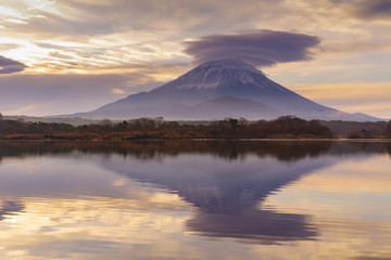 Obraz premium 富士山と傘雲