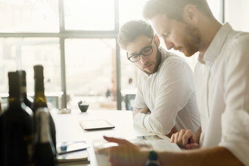 Obraz premium Busy business people working on break