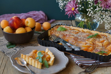 Тарт с абрикосами и персиками