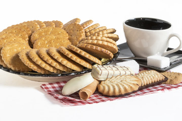 Encas avec galettes bretonnes et assortiment de gâteaux sur fond blanc
