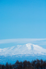 冬の青空と雪山の山頂