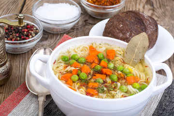 Vegetable soup with instant noodles