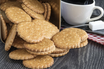 Encas avec galettes bretonnes sur fond sombre