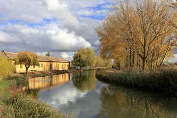 Fototapeta na wymiar Canal de Castilla, noviembre de 2017, Palencia, Castilla Le—n..Esclusa de Fromista