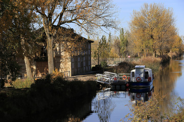 Fototapeta na wymiar Canal de Castilla, noviembre de 2017, Palencia, Castilla Le—n..Barco tur’stico en Villaumbrales