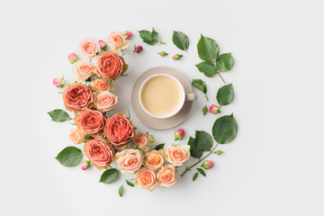 Obraz na płótnie Canvas flower wreath with coffee cup