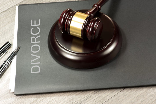 Ein Richterhammer und eine Akte mit dem Aufdruck Scheidung