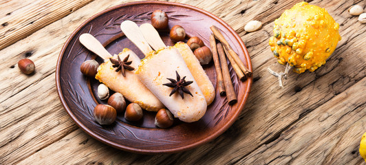 ice cream with pumpkin and nuts