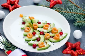 Foto op Plexiglas Christmas tree appetizer avocado salmon salad © san_ta