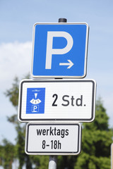 Verkehrsschild Parkplatzschild, parken mit Parkscheibe