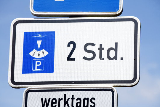 Verkehrsschild Parkplatzschild, parken mit Parkscheibe