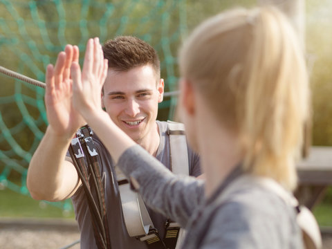 abklatschen nach erreichtem Ziel beim Klettern im Kletterpark