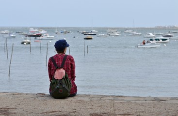 femme regardant la mer