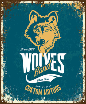 Vintage wolf custom motors club t-shirt vector logo on blue background.
Premium quality bikers band logotype tee-shirt emblem illustration. Wild animal mascot street wear retro tee print design.